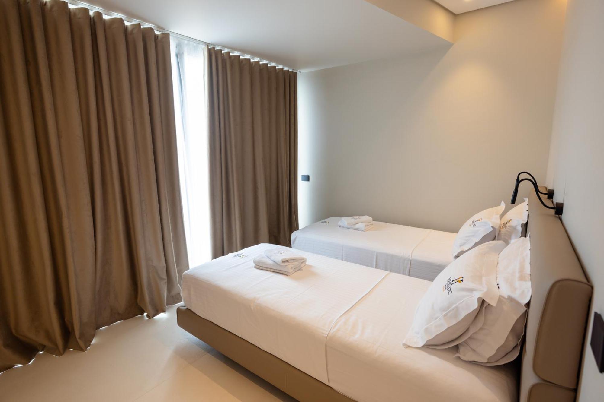 Hotel Majestic Radhime Bagian luar foto