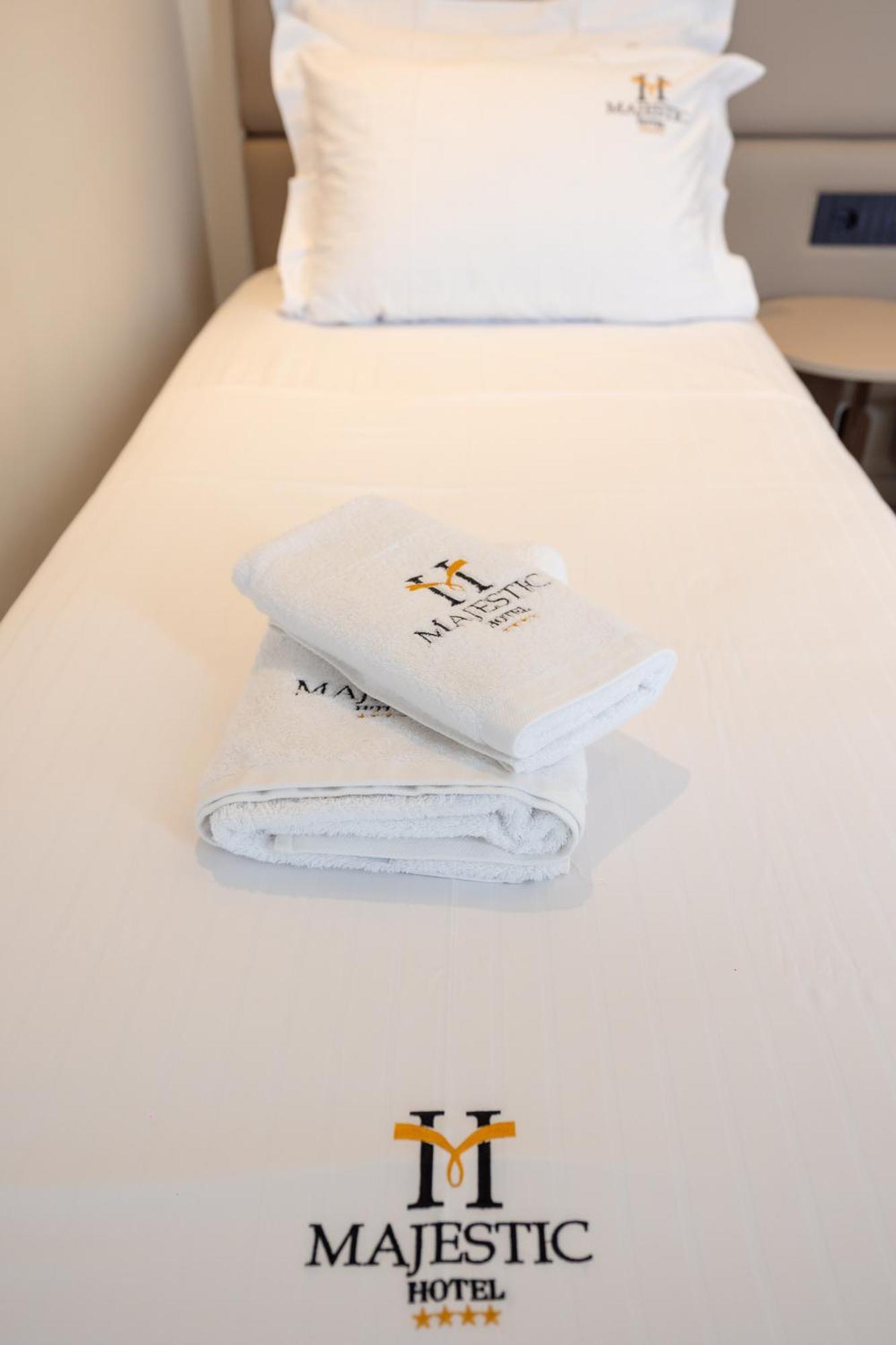 Hotel Majestic Radhime Bagian luar foto