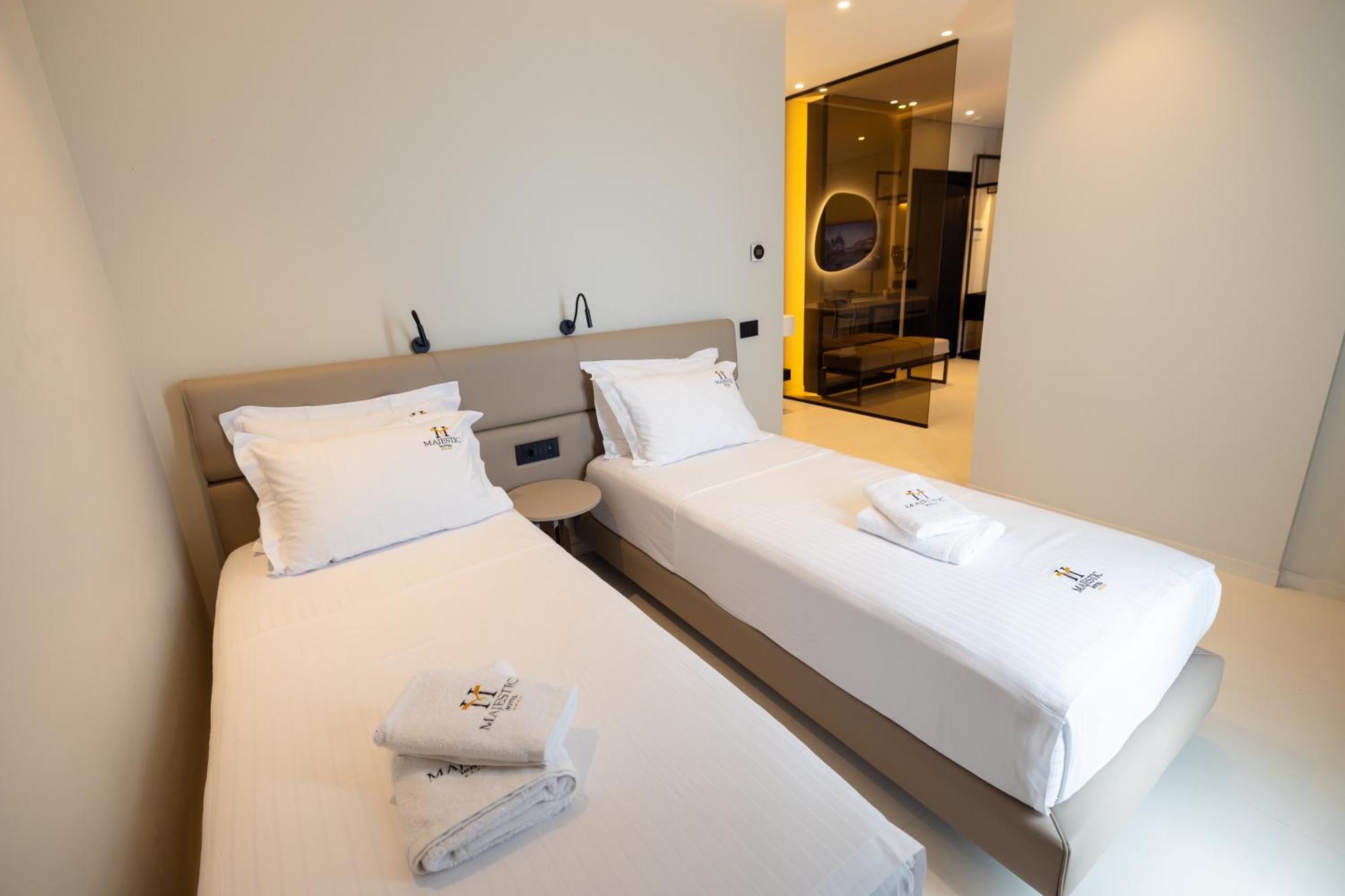 Hotel Majestic Radhime Bagian luar foto