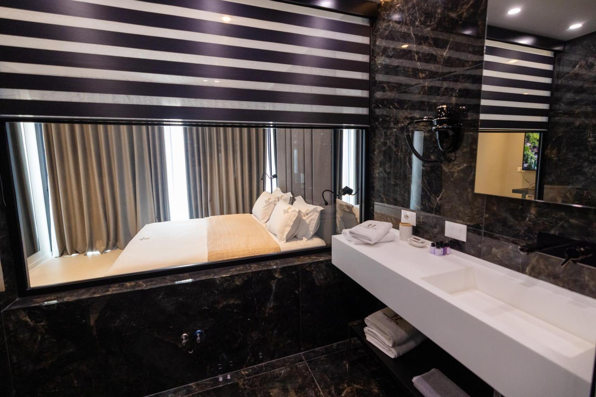 Hotel Majestic Radhime Bagian luar foto