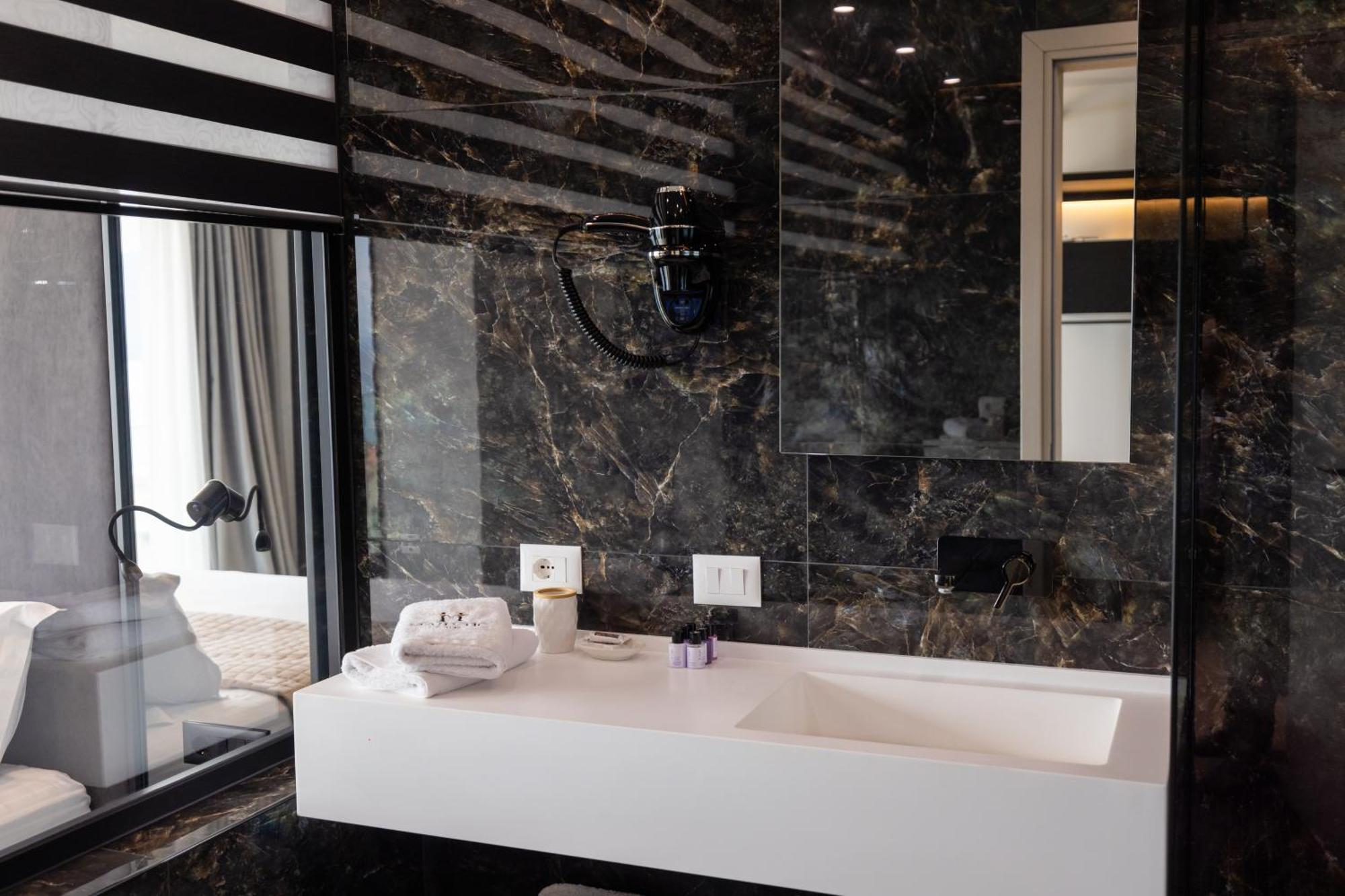 Hotel Majestic Radhime Bagian luar foto