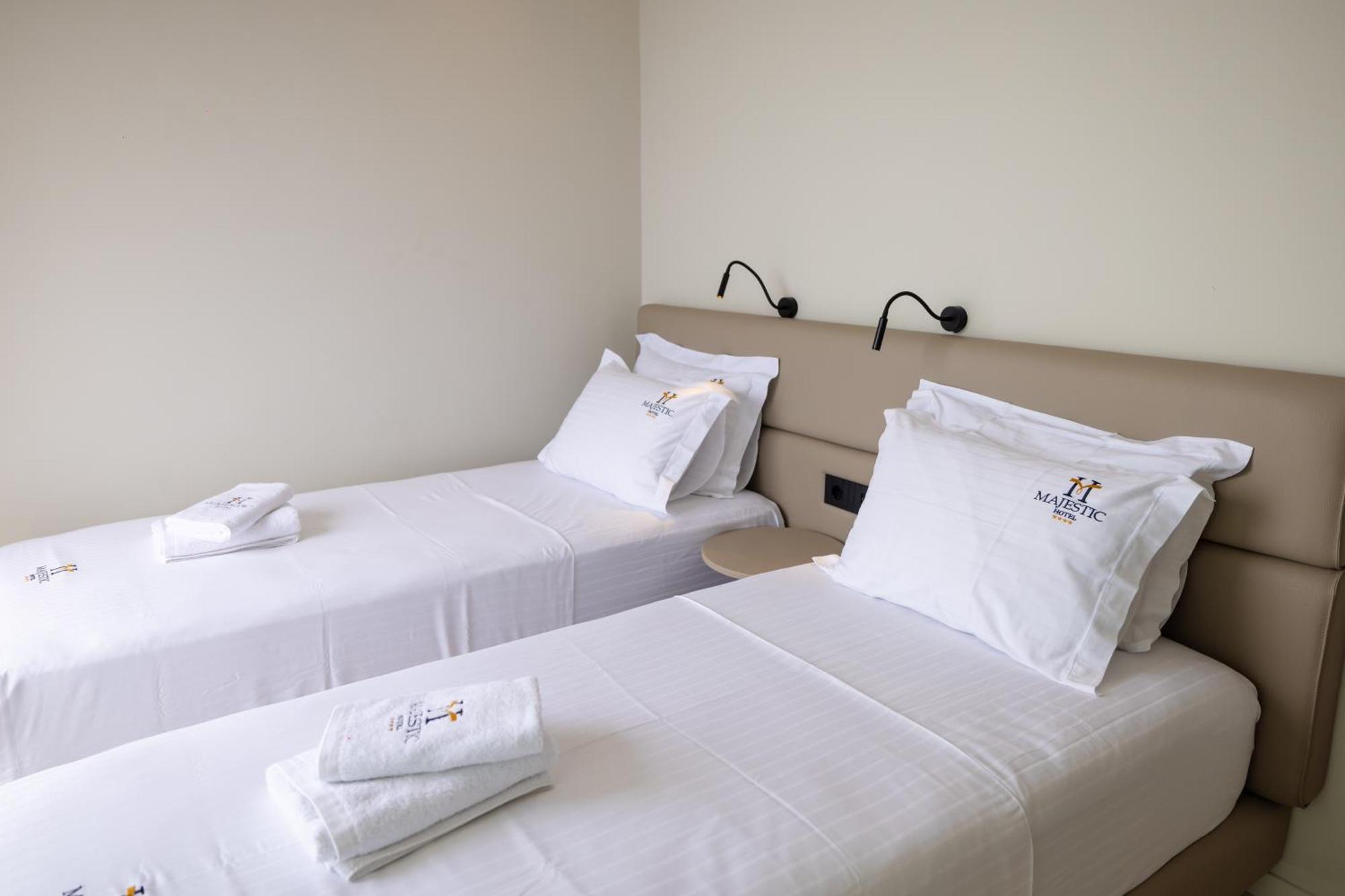 Hotel Majestic Radhime Bagian luar foto
