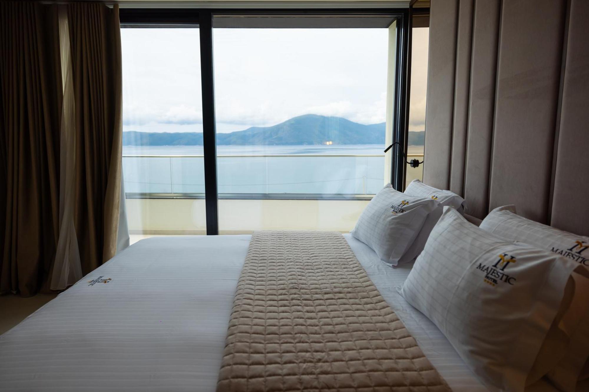Hotel Majestic Radhime Bagian luar foto