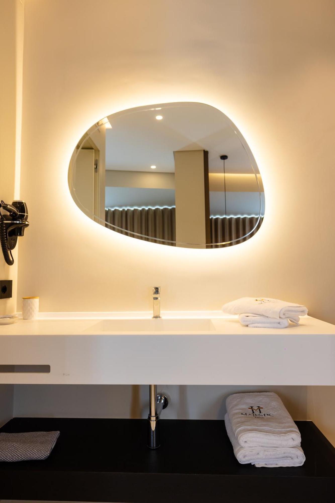 Hotel Majestic Radhime Bagian luar foto