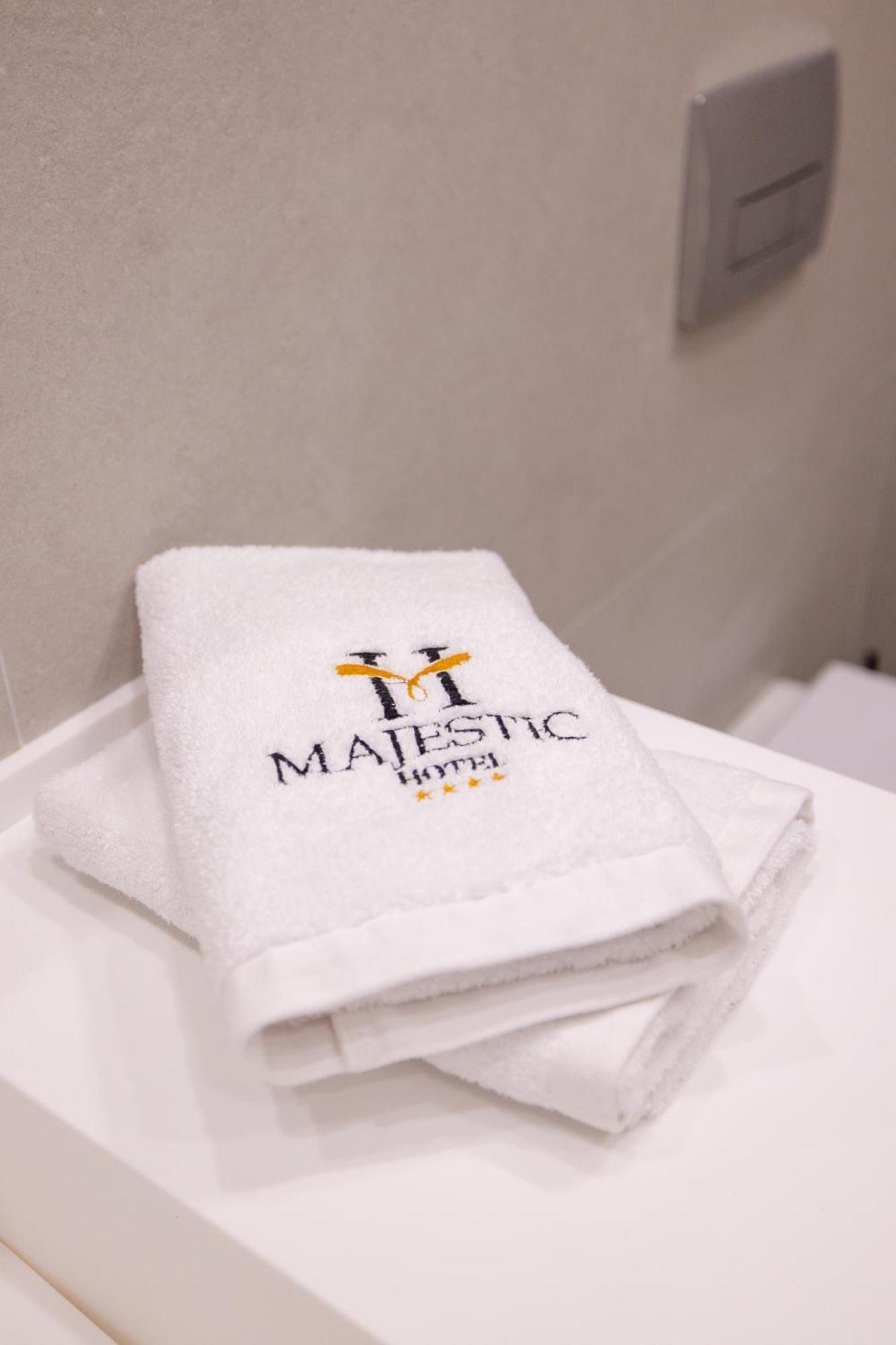 Hotel Majestic Radhime Bagian luar foto