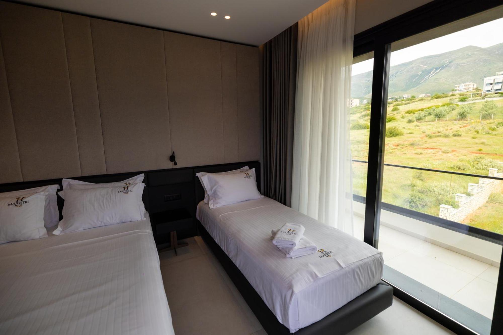 Hotel Majestic Radhime Bagian luar foto