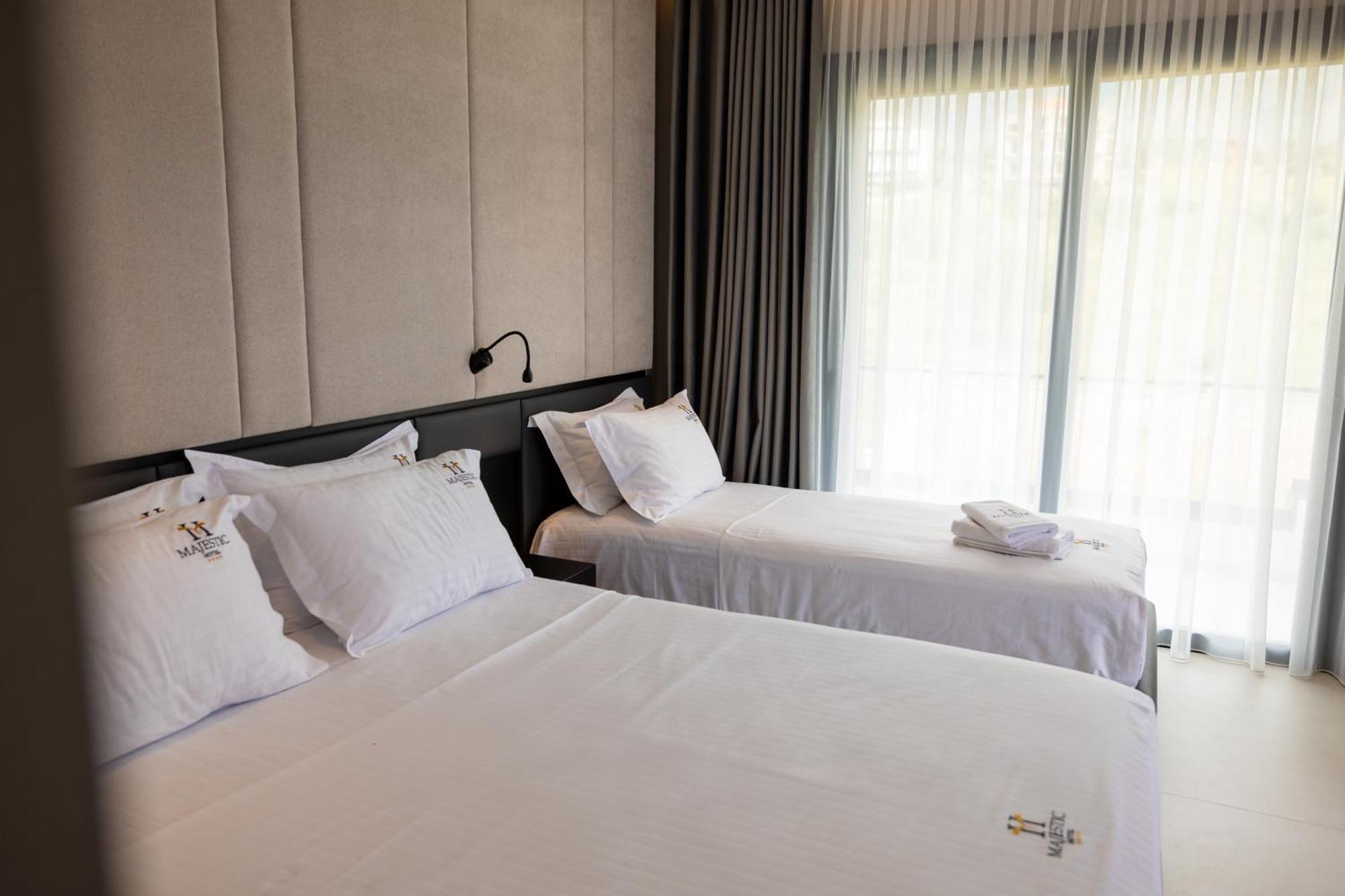 Hotel Majestic Radhime Bagian luar foto