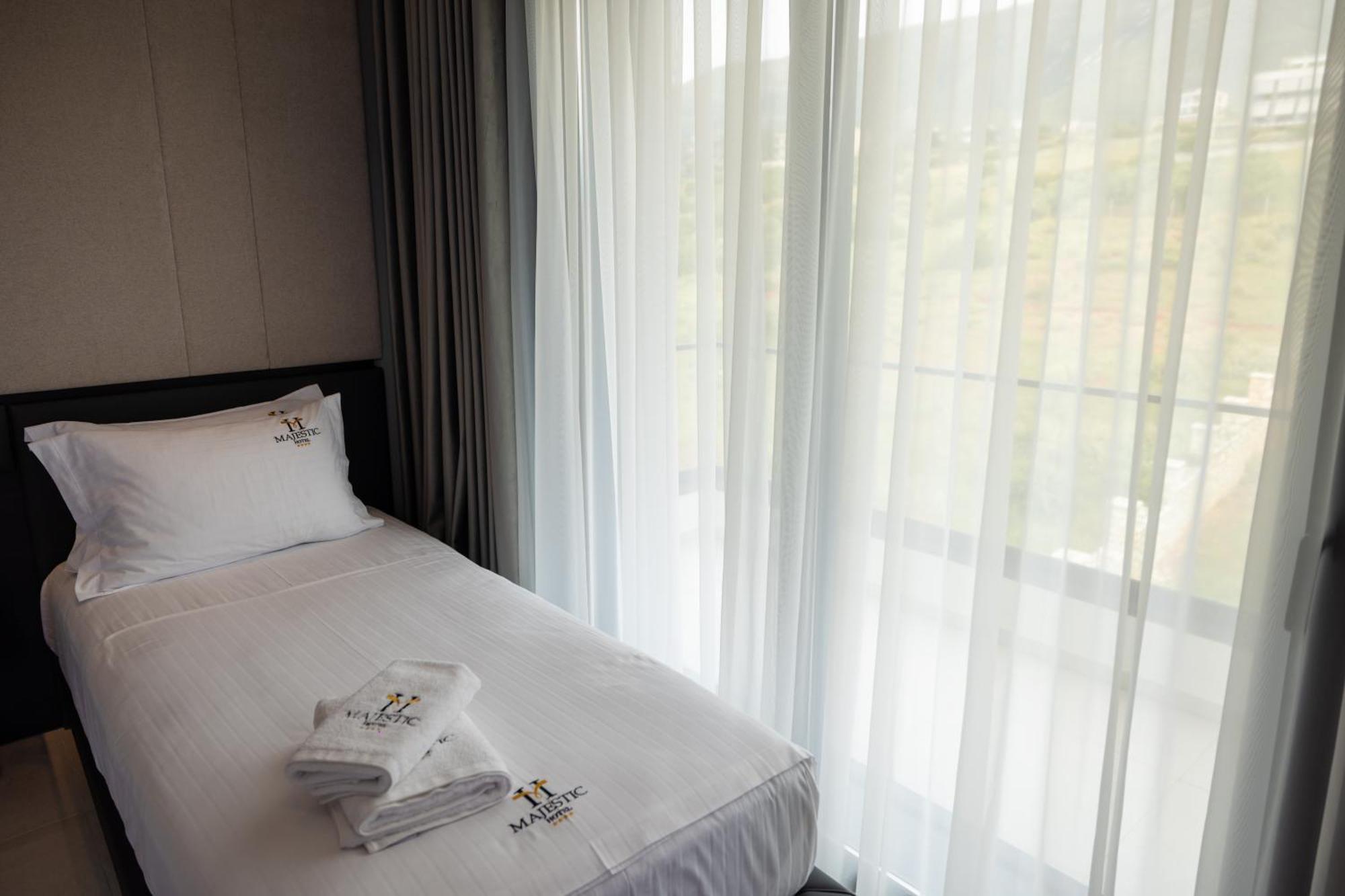 Hotel Majestic Radhime Bagian luar foto